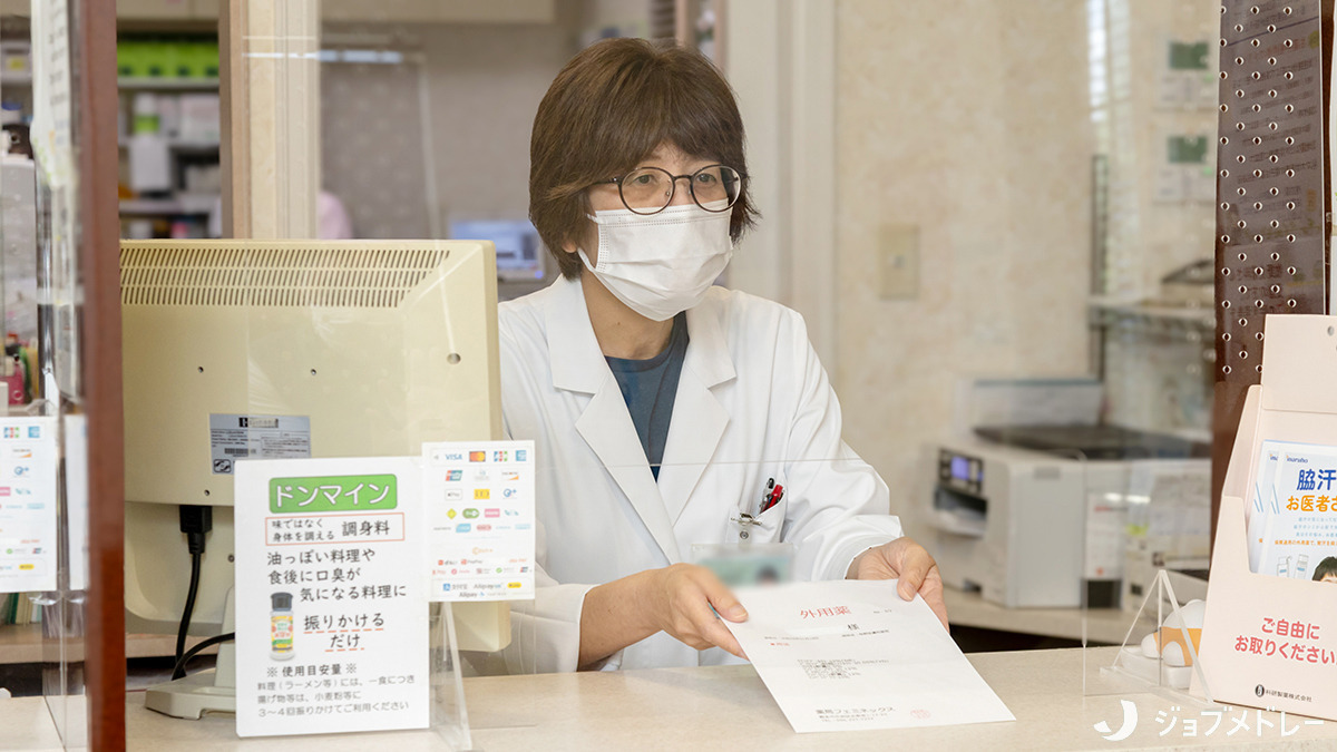 薬局フェミネックス（薬剤師の求人）の写真16枚目：患者様にしっかりとご説明をしています