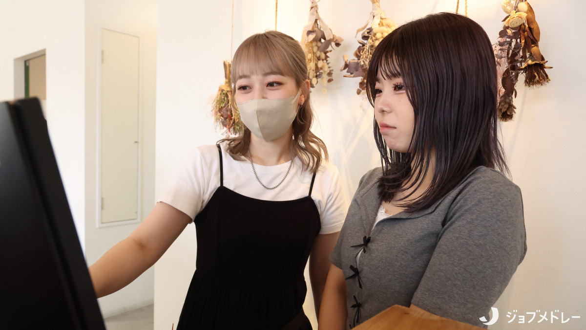 パプス 宝塚中山観音店（美容師の求人）の写真12枚目：スタッフ同士の雰囲気が良好です＊