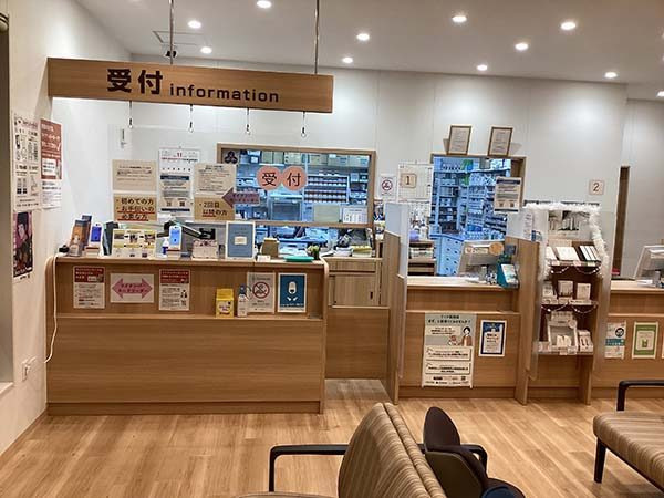 株式会社アイセイ薬局　アイセイ薬局　富士錦町店（薬剤師の求人）の写真2枚目：アイセイ薬局　富士錦町店の内観