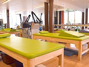 NPデイサービスせとリハビリステーションの写真3枚目:南側に大きな窓がある明るい空間でリハビリに取り組めます