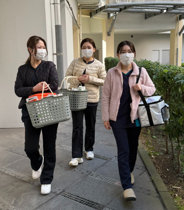 なんばエッセ歯科・小児歯科クリニック（歯科衛生士の求人）の写真4枚目：チームで訪問先まで車で向かいます。