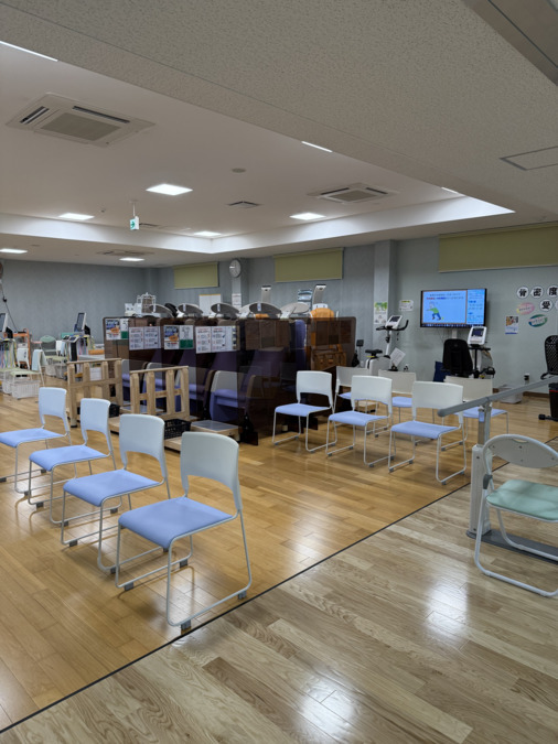 平山整形外科医院（医療事務/受付の求人）の写真10枚目：休憩時間にはリハビリ室で自由に過ごしています