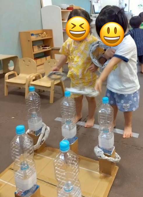 学びメイク保育園（保育士の求人）の写真3枚目：手作りのおもちゃで遊ぶことも。保育士同士でアイデアを出し合ったりもします。