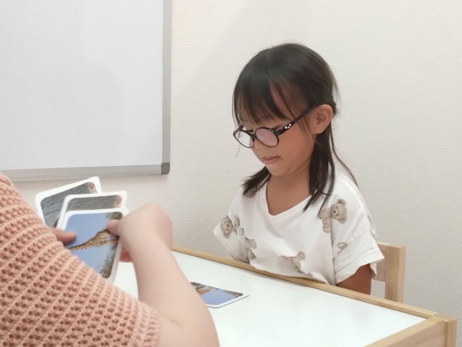 てらぴぁぽけっと平野西教室【2025年07月01日オープン】(保育士の求人)の写真3枚目:絵カードプログラム風景