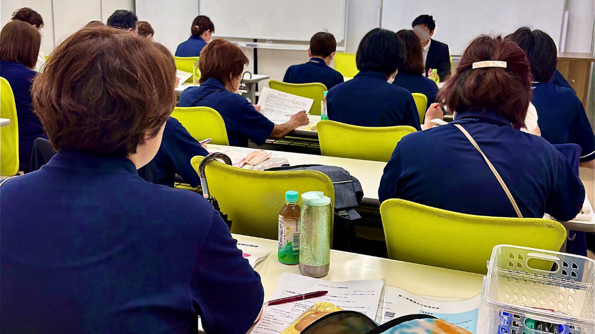 株式会社KOSMO　ホームヘルプサービス大阪事業所（介護職/ヘルパーの求人）の写真2枚目：外部講師を招いての研修