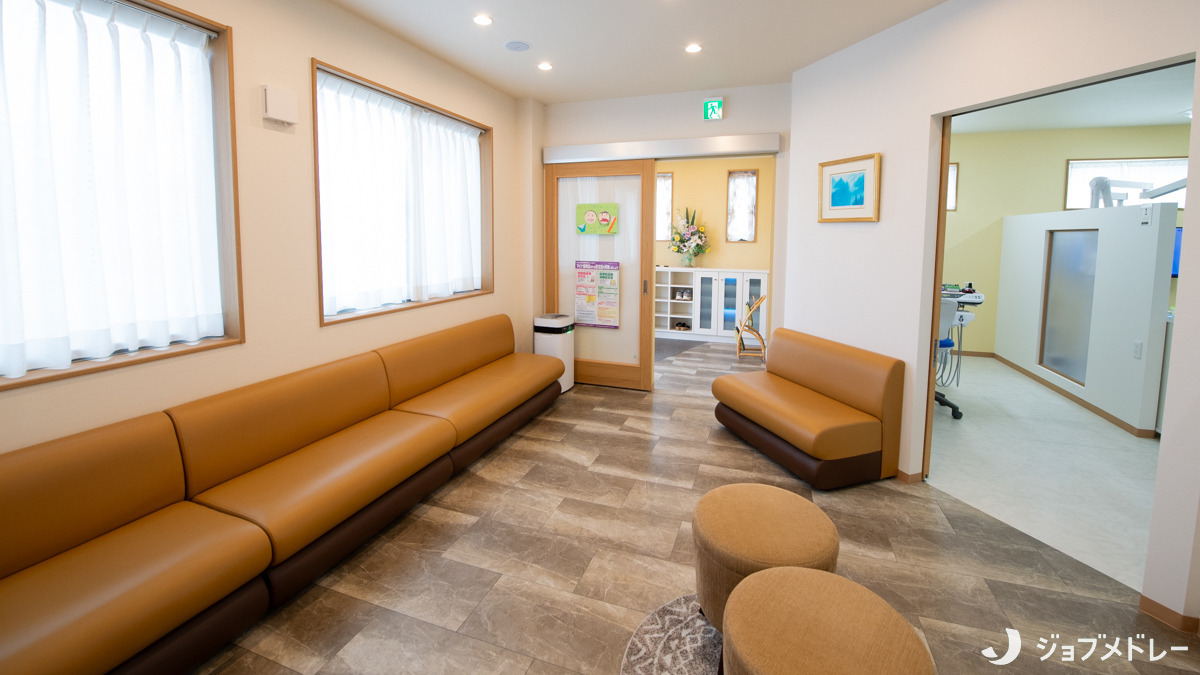 医療法人　誠献会　八幡歯科クリニック（歯科医師の求人）の写真5枚目：ゆったりとお待ちいただける広々としたスペースを用意しています