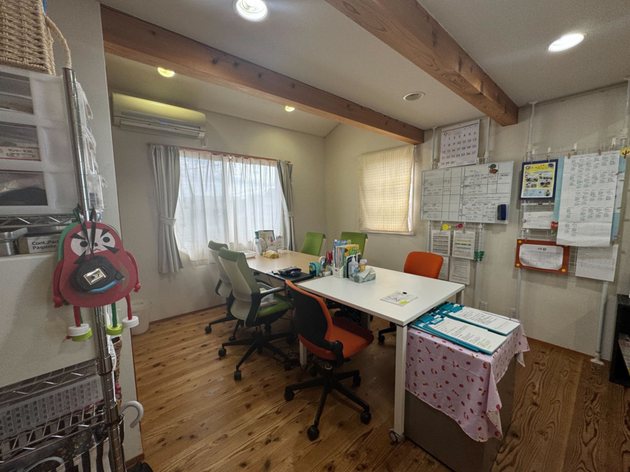 多機能型事業所ふぉるて（保育士の求人）の写真9枚目：フリーアドレス制の職員室です