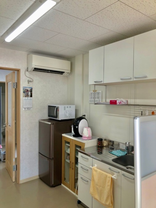 なな星調剤薬局の写真8枚目：給湯、電子レンジ、冷蔵庫と休憩室は充実してますよ！