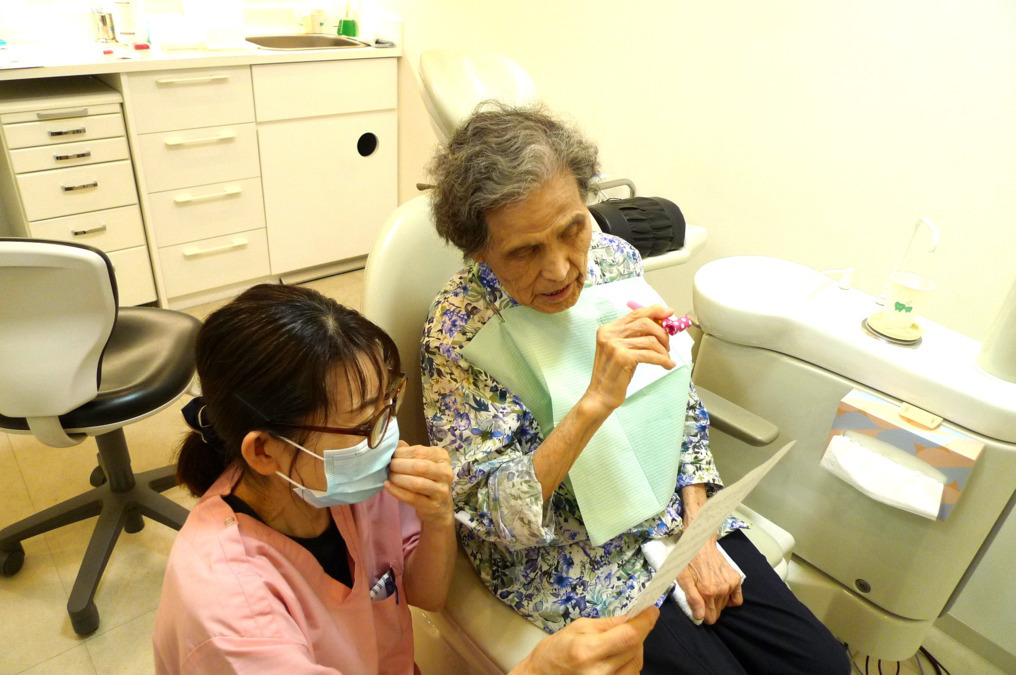 高橋歯科医院（歯科助手の求人）の写真8枚目：高齢の患者さんには優しくゆっくり話したりとコミュニケーションもいろいろ工夫します