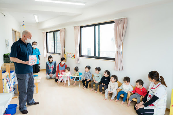 クレセール保育園（保育士の求人）の写真3枚目：英語教室（セイハ英語学院、外国人講師レッスン）の様子