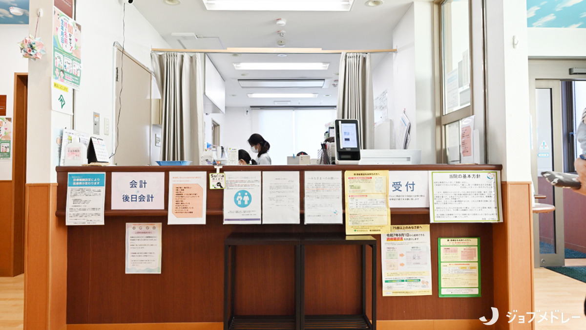 日野みんなの診療所(医療事務/受付の求人)の写真4枚目:受付では笑顔で患者様をお迎えしています