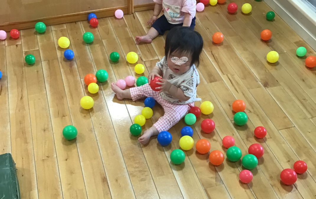 幼保連携型認定こども園 ニコニコ桜保育園の写真21枚目：やわらかボールで感触遊び