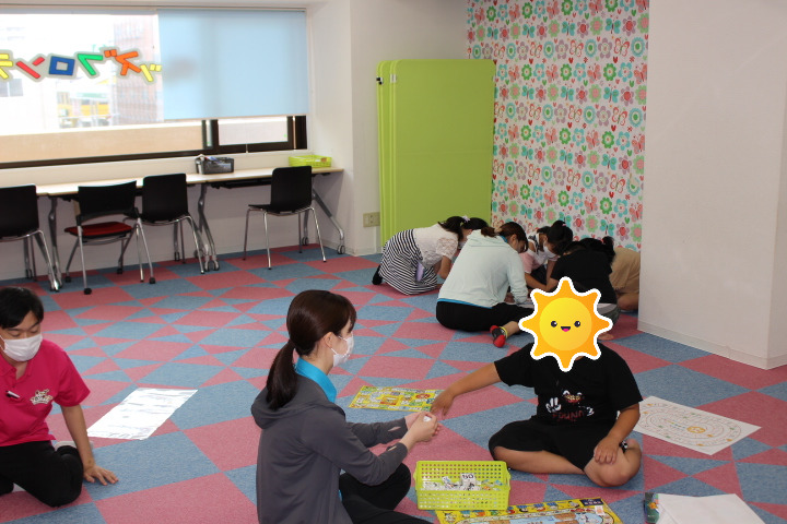 キッズフロンティアⅤ番館「幼児クラス」&「放課後クラス」(看護師/准看護師の求人)の写真15枚目:<放デイ>
集団行動支援の様子