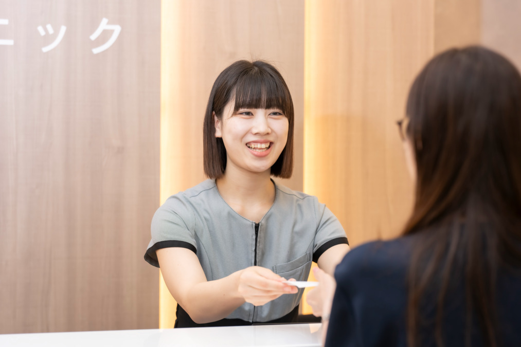 藤岡デンタルクリニック（歯科助手の求人）の写真3枚目：患者さんを笑顔で出迎えます！