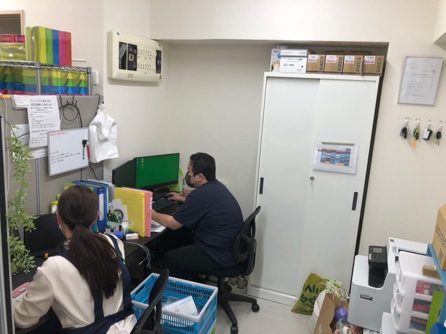 就労継続支援B型事業所　ほっこりーな板付（生活支援員の求人）の写真3枚目：職員事務風景♪