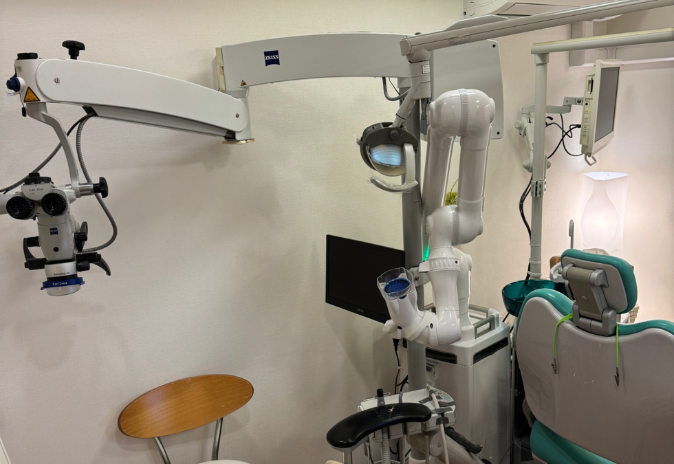 光デンタルクリニック（歯科衛生士の求人）の写真14枚目：マイクロスコープ（顕微鏡）による精密治療。アシスタントチェアも各台に設置。