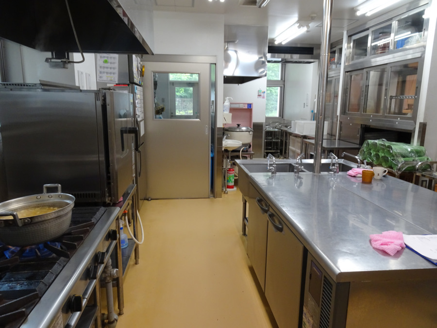 玉川保育園(管理栄養士/栄養士の求人)の写真4枚目:広々とした清潔な給食室