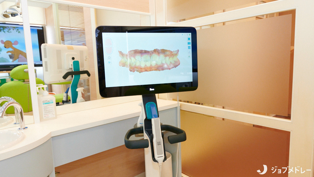 医療法人上本町おとな・こども矯正歯科（歯科衛生士の求人）の写真11枚目：患者さまの不快感を低減する口腔内スキャナーを導入しています