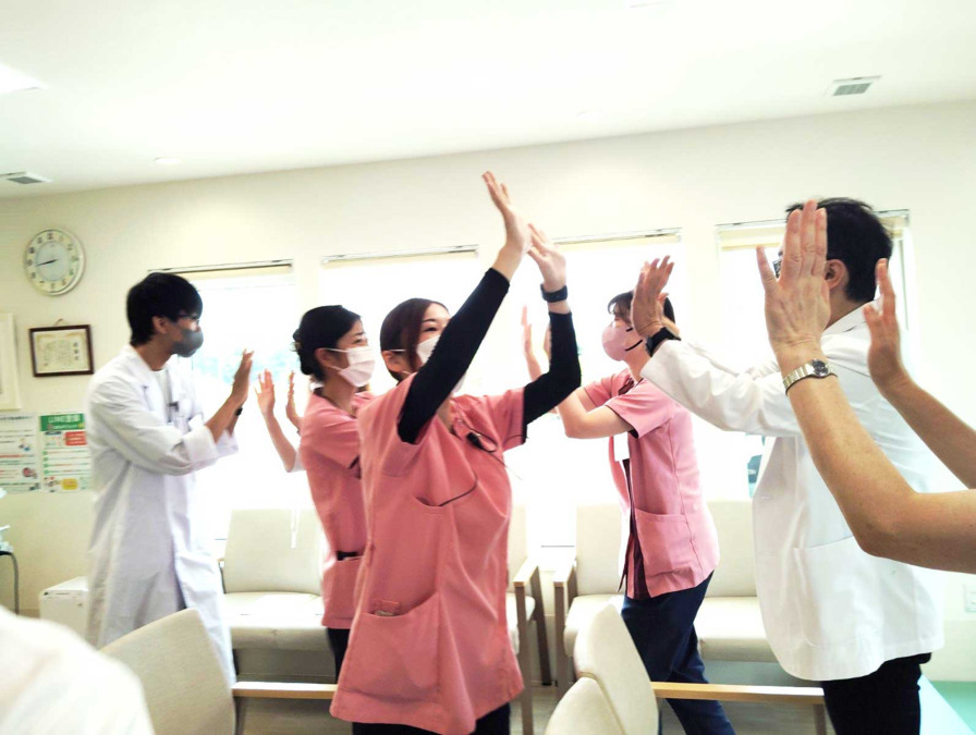 医療法人社団　緑晴会　あまが台ファミリークリニック（臨床検査技師の求人）の写真10枚目：朝礼はほっとする雰囲気。ハイタッチでしめくくります。