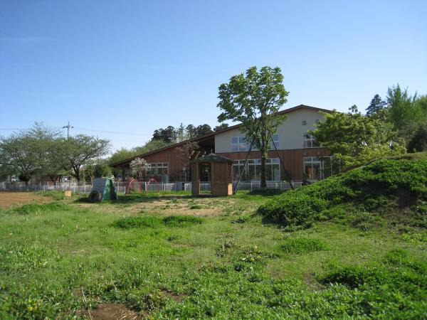 さしま保育園（保育士の求人）の写真3枚目：第二園庭から見た園舎です。緑豊かな園です。雪が降るとそり滑りができます。