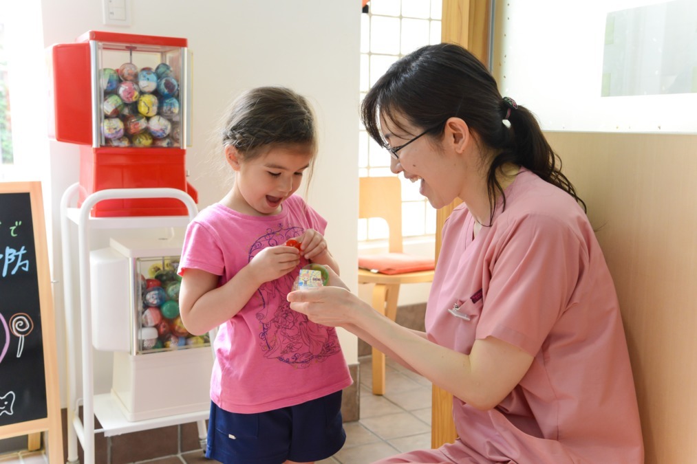 ことぶきわたなべ歯科医院（歯科医師の求人）の写真2枚目：お子さまは歯磨きや治療が終わったらガチャガチャのご褒美が待っています