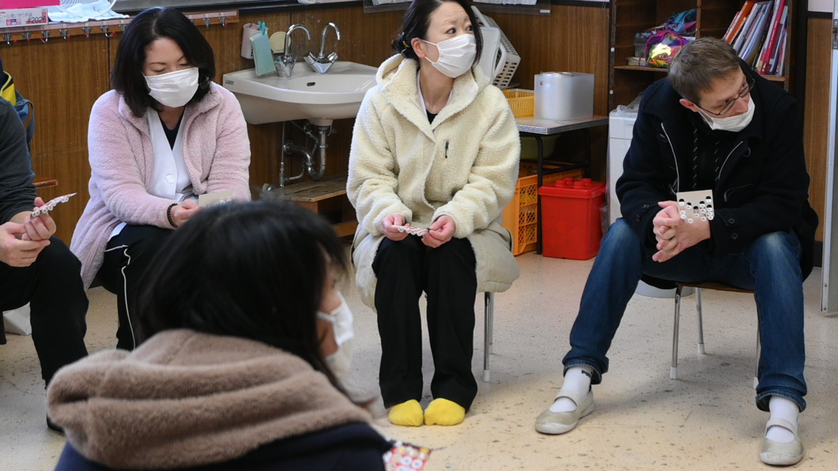 立華学苑の写真5枚目：１２月追加　ビンゴ大会の様子
ビンゴの数字を真剣に聞いています