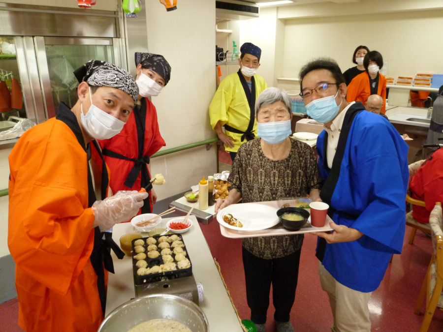 特別養護老人ホームつるとかめ（介護職/ヘルパーの求人）の写真3枚目：夏祭りでの職員と利用者の様子