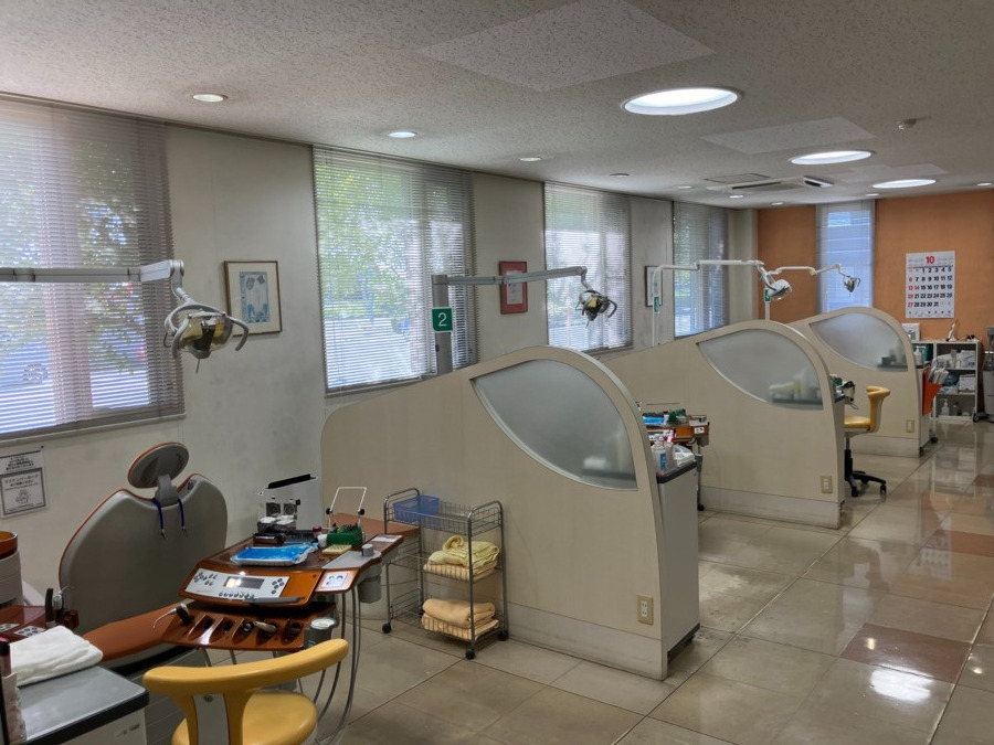 めぐみ歯科クリニック水巻（歯科衛生士の求人）の写真5枚目：一つ一つ区切られたチェアでプライバシーを確保します。