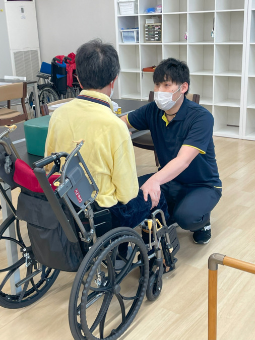 ゆうのサラトレセンターの写真12枚目：1人１人と対峙しながらリハビリを進めています。利用者との会話を大切にしています。
