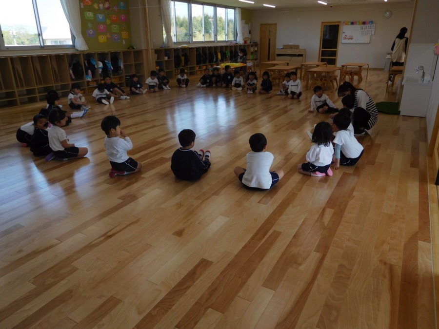 伊左地保育園の写真4枚目：幼児部は異年齢保育です。年長児は年少、年中児のお世話をします。