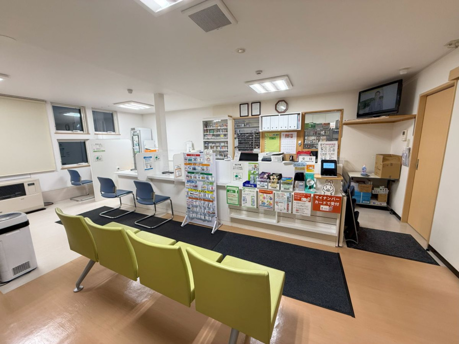 どんぐり調剤薬局の写真3枚目：店舗内①
待合からみた店舗
OTC医薬品の取り揃えも行っております。