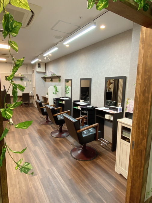 オーガニックグロスヘアカラー専門店　bherb（ビーハーブ）ファミリ柏駅前東口店（美容師の求人）の写真1枚目：・福利厚生でネイルやマッサージ
・パートは土日祝は時給アップ！