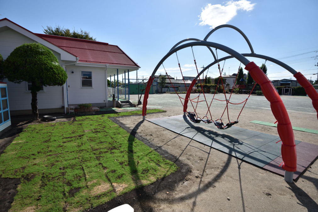 大袋わかばの森こども園（保育士の求人）の写真7枚目：広い園庭にたくさんの遊具があります