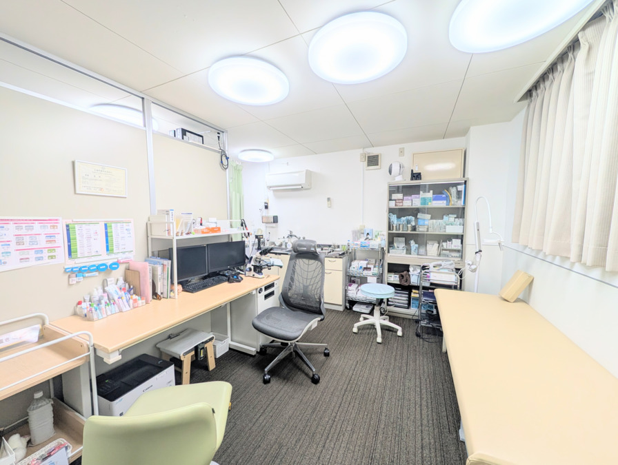 渡会皮膚科医院（看護師/准看護師の求人）の写真2枚目：第１診察室
（通常２つの診察室で診療をしています）