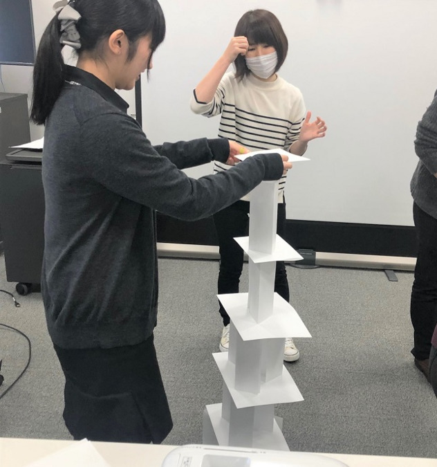 なな星調剤薬局の写真18枚目：ペーパータワーは、参加者全員で協力し、積み上げていきます。