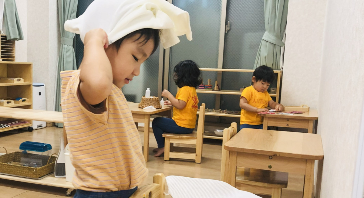 アベニール保育園（保育士の求人）の写真7枚目：1歳児　自分でお着換えにも挑戦します！