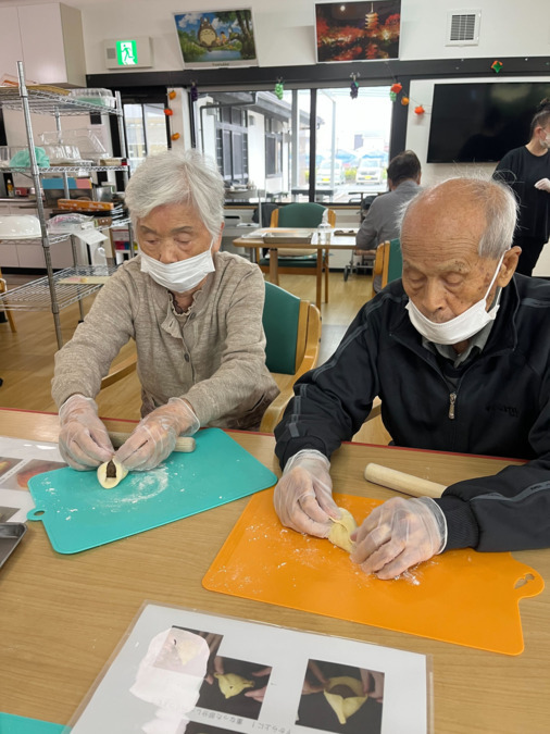 ポピーデイサービスセンターTSUNAGARI（介護職/ヘルパーの求人）の写真10枚目：生活リハビリ（食レク）のご様子です。各テーブルで役割分担して行っていただきました