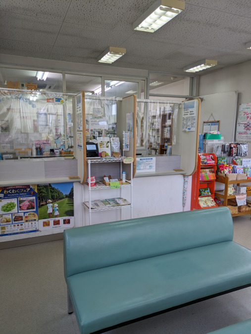 みなと薬局雄町店（薬剤師の求人）の写真4枚目：圧迫感の少ないレイアウトでお待ち頂いている患者様の負担を軽減しています
