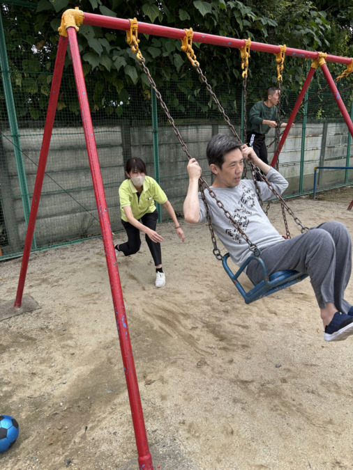 グランエミシス一宮浅野(生活支援員の求人)の写真6枚目:近所の公園や神社へのお散歩への付き添いで絆を深めます♪