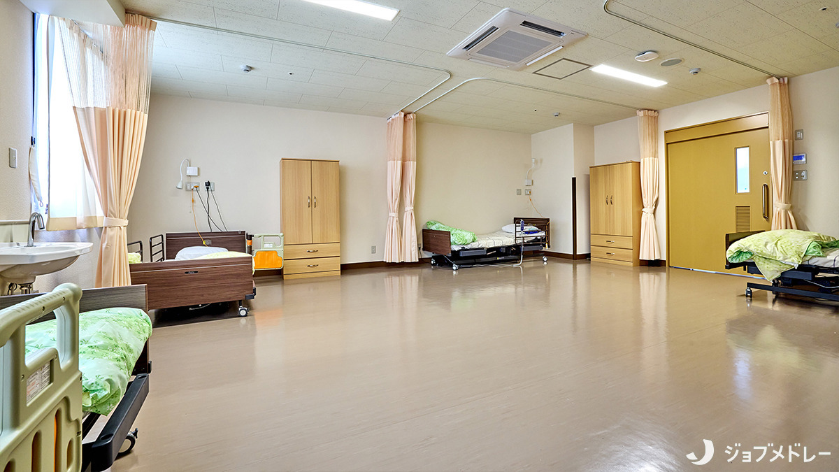 憩いホーム新平和【2025年06月01日オープン】（介護職/ヘルパーの求人）の写真12枚目：4人部屋の様子です