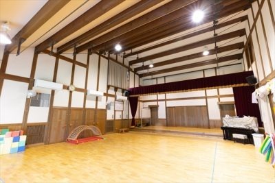 東保育所の写真5枚目：広々とした遊戯室