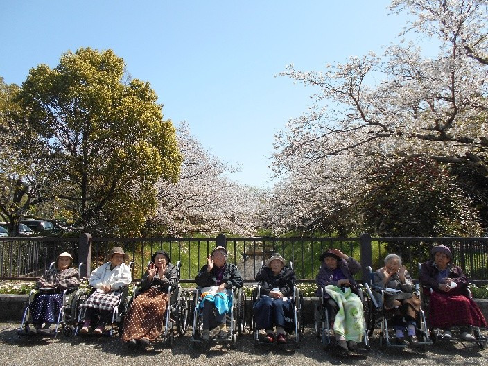 グループホーム かみさの家（介護職/ヘルパーの求人）の写真9枚目：かみさの家　お花見