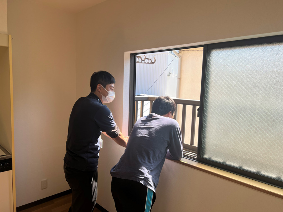 障がい者向け賃貸住宅サービス　Gift（生活支援員の求人）の写真4枚目：利用者さんの悩み相談を聞いている写真です