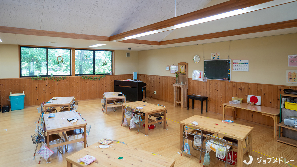 認定こども園ぼだい樹西こども園（保育士の求人）の写真9枚目：自然のぬくもりを感じられる内装です