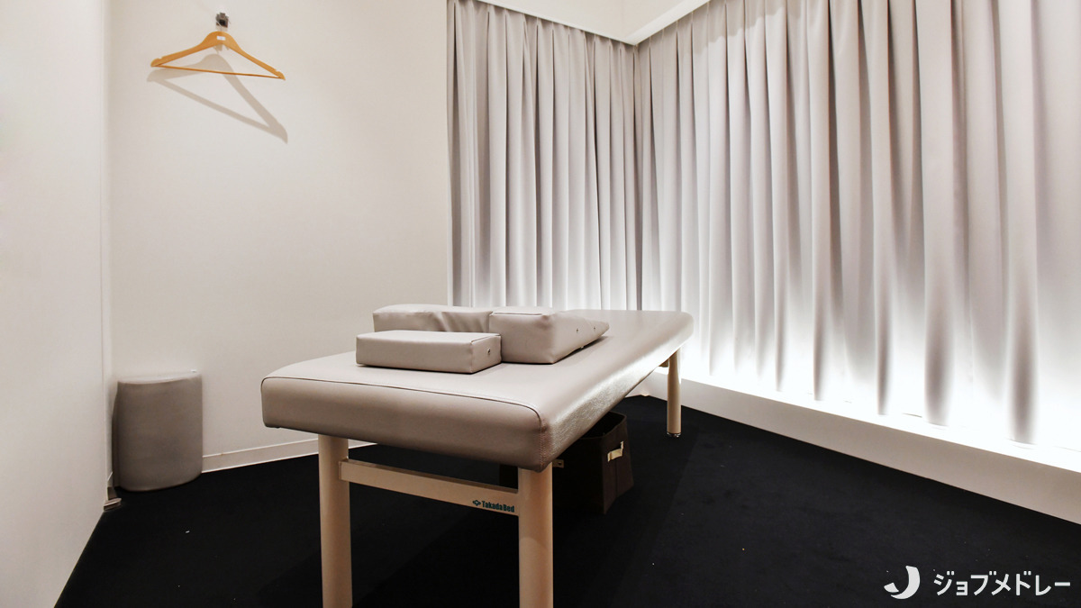iCure鍼灸接骨院 丸の内(柔道整復師の求人)の写真11枚目:きれいでおしゃれな空間です*