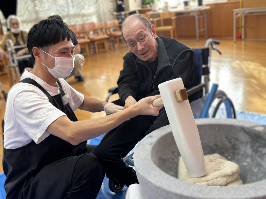 介護老人福祉施設 ひだまり館(介護職/ヘルパーの求人)の写真3枚目:お正月のお餅つきは大人気のイベントです✨