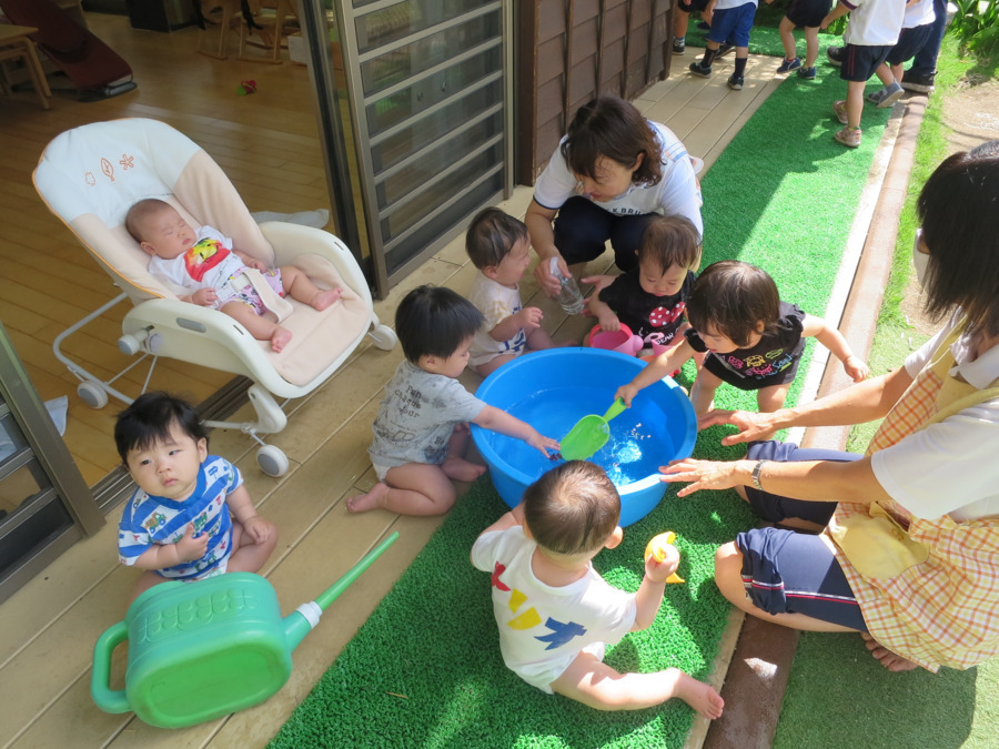 照隅認定こども園の写真4枚目：水遊びはみんな大好き！冷たくて気持ちいいな・・・