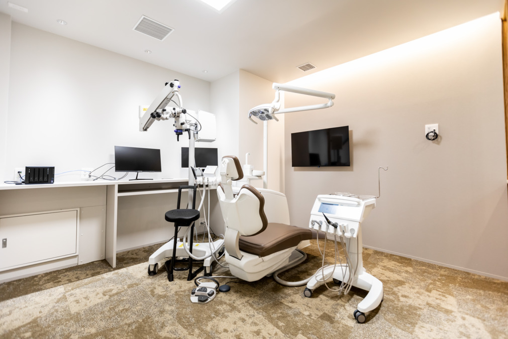 芦屋まにわ歯科【2025年06月02日オープン】(歯科衛生士の求人)の写真6枚目:半個室型診療室です。ガラス越しに中が見る設計になっております。