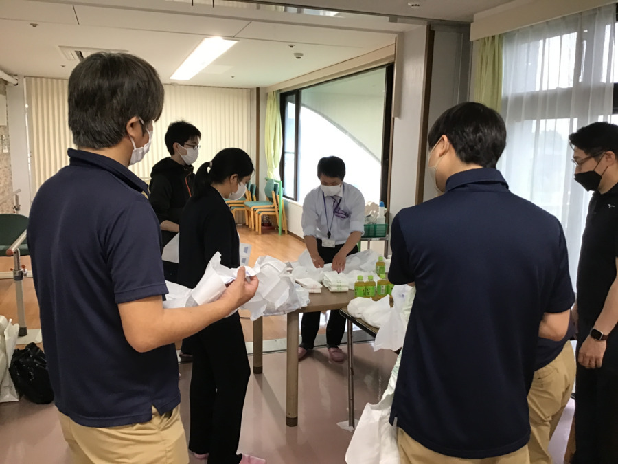 美香苑ショートステイサービス(生活相談員の求人)の写真2枚目:施設内にて排泄介助の研修。月に1回ほどさまざまなテーマで研修会を実施しています。