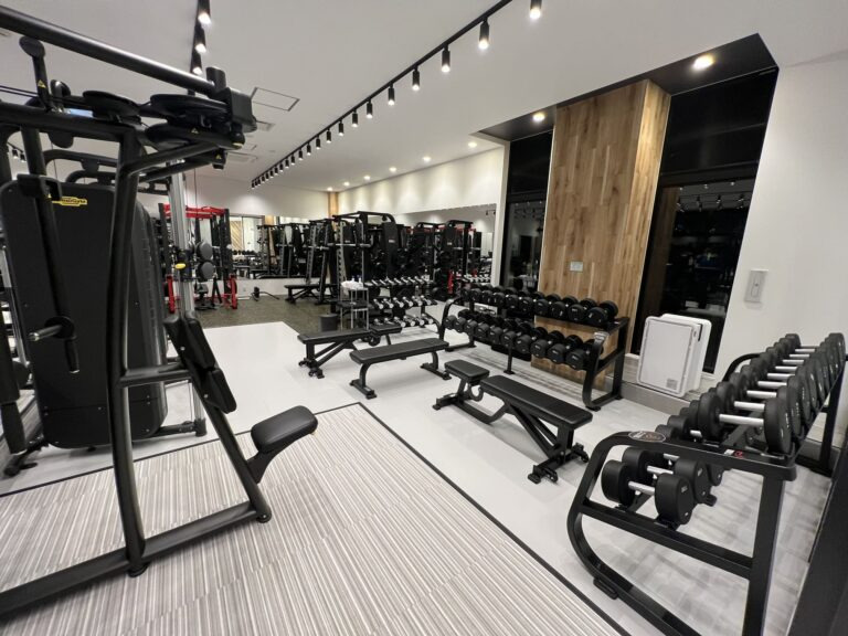 Rocadio 24h sports gym（インストラクターの求人）の写真2枚目：どんな方でも全身を鍛えられるようにマシンは充実しています！